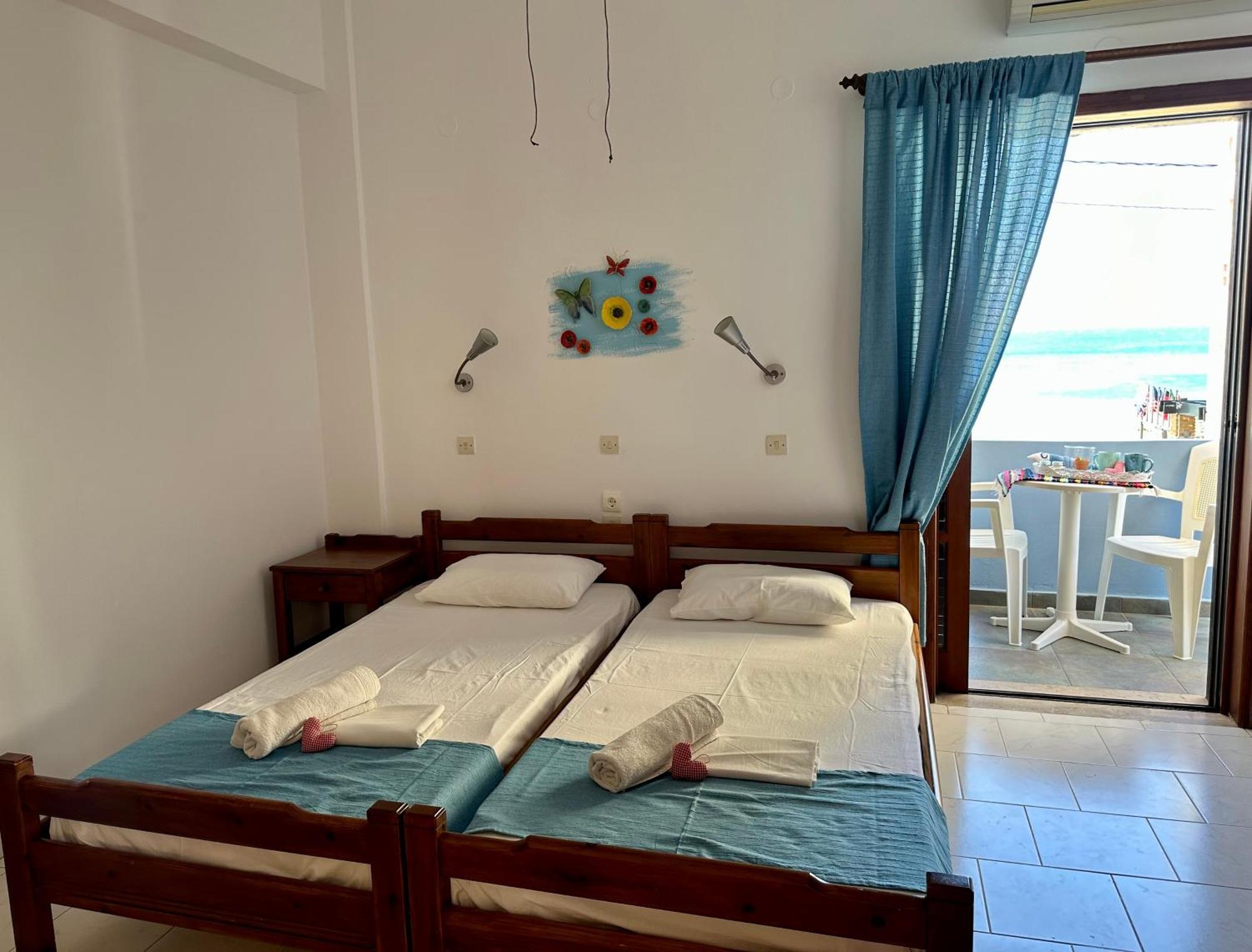 Bonatsa Rooms Palaiochora Bagian luar foto