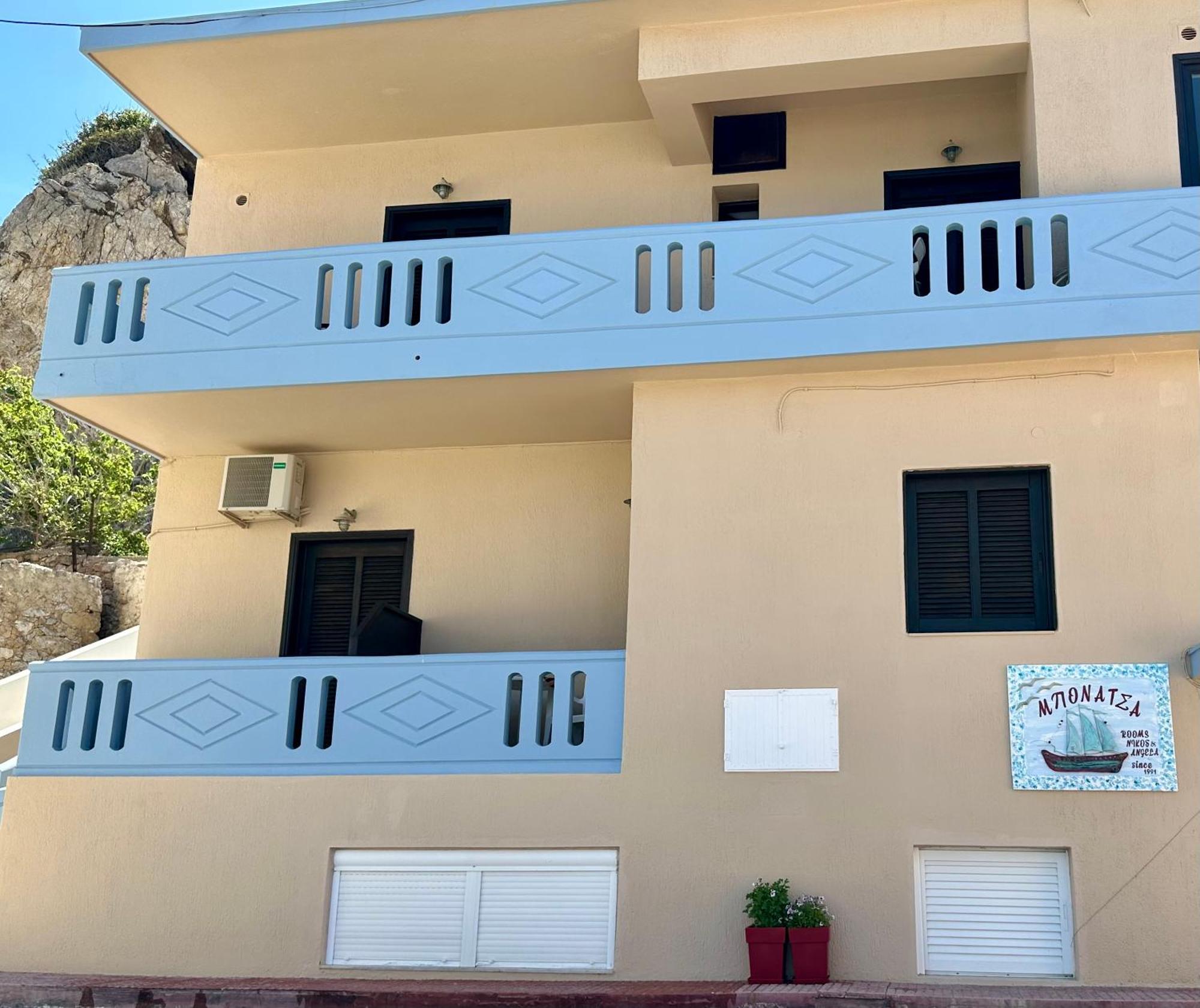Bonatsa Rooms Palaiochora Bagian luar foto