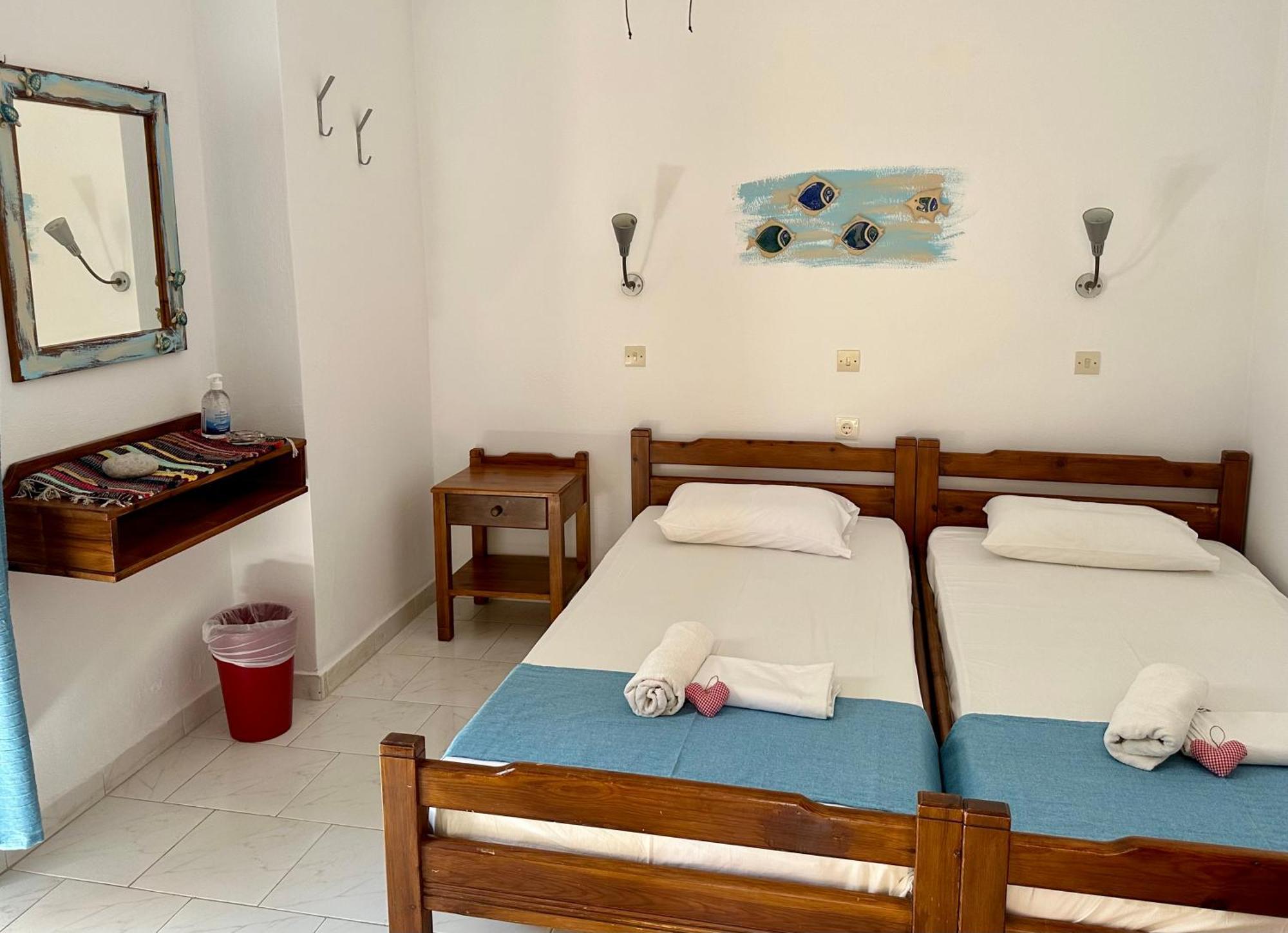 Bonatsa Rooms Palaiochora Bagian luar foto